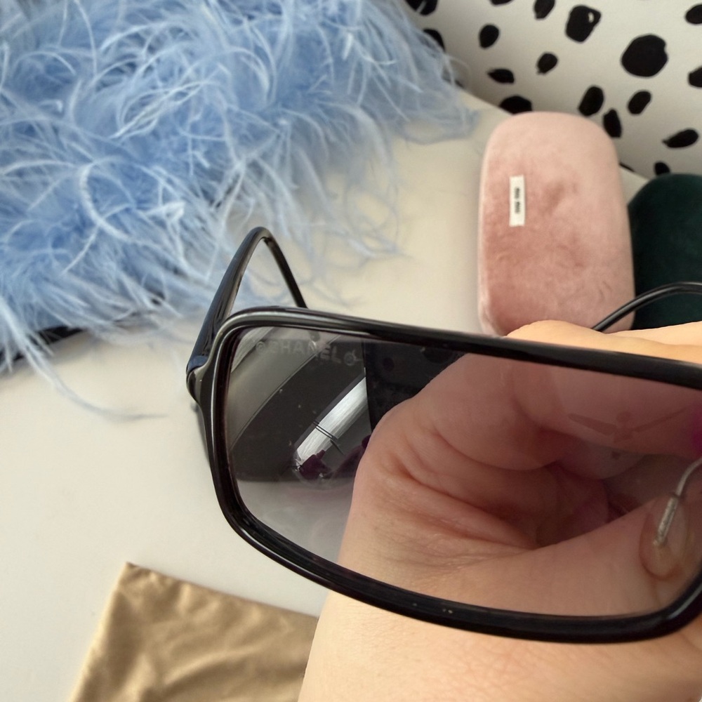 CHANEL vintage Black Sunglasses - Picture 4 of 8